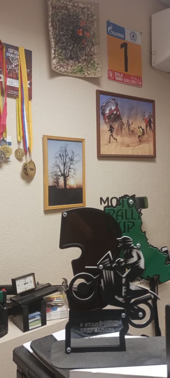 Награды мотогонщика в классе эндуро Дениса Лебедева из Ярославля команда Hawks Team MX